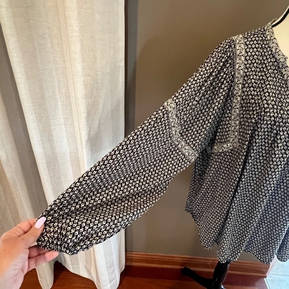 Woman's Old Navy Black & White Cottagecore, Peasant Blouse, V-neck. Size XL Tall